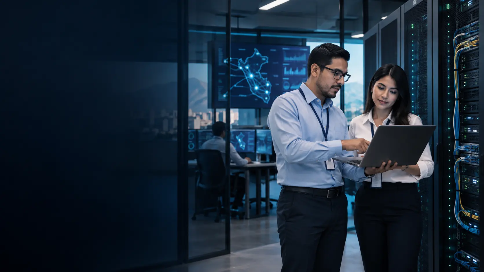 Equipo de especialistas de tecnología trabajando en una infraestructura empresarial
